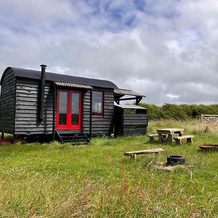 Shepherds Hut In A Private Meadow With Sea Views Hartland Exterior photo