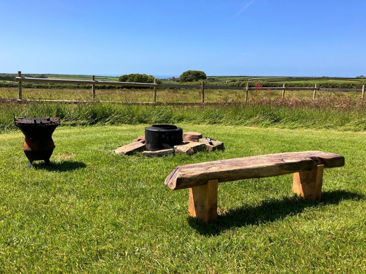Shepherds Hut In A Private Meadow With Sea Views Hartland Exterior photo