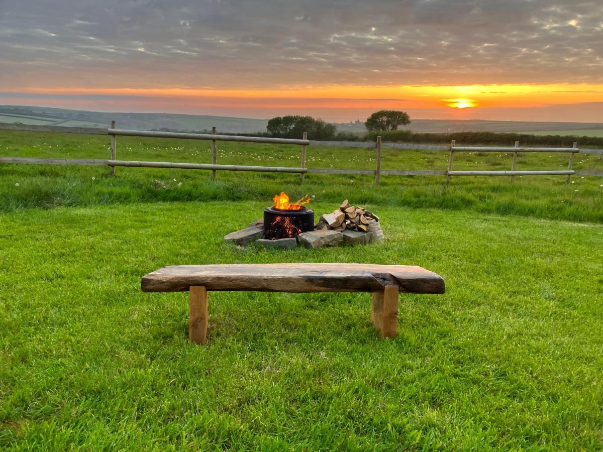 Shepherds Hut In A Private Meadow With Sea Views Hartland Exterior photo