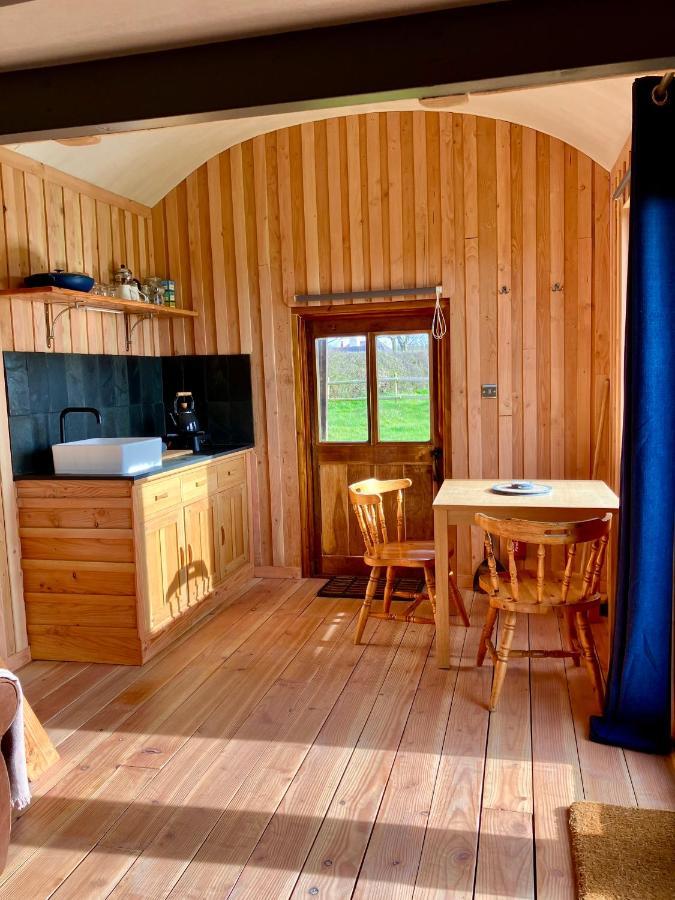 Shepherds Hut In A Private Meadow With Sea Views Hartland Exterior photo