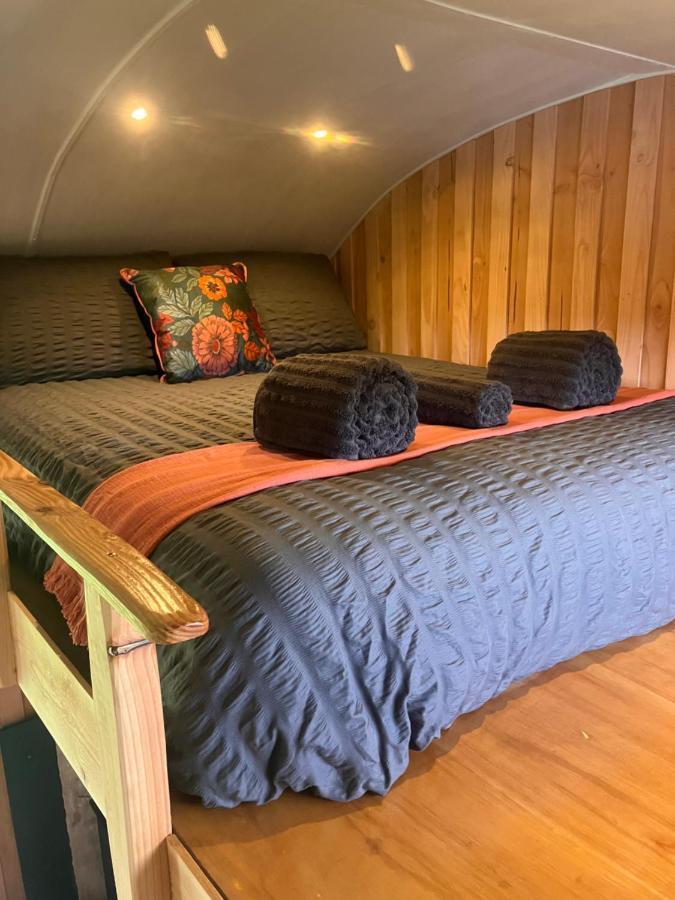 Shepherds Hut In A Private Meadow With Sea Views Hartland Exterior photo