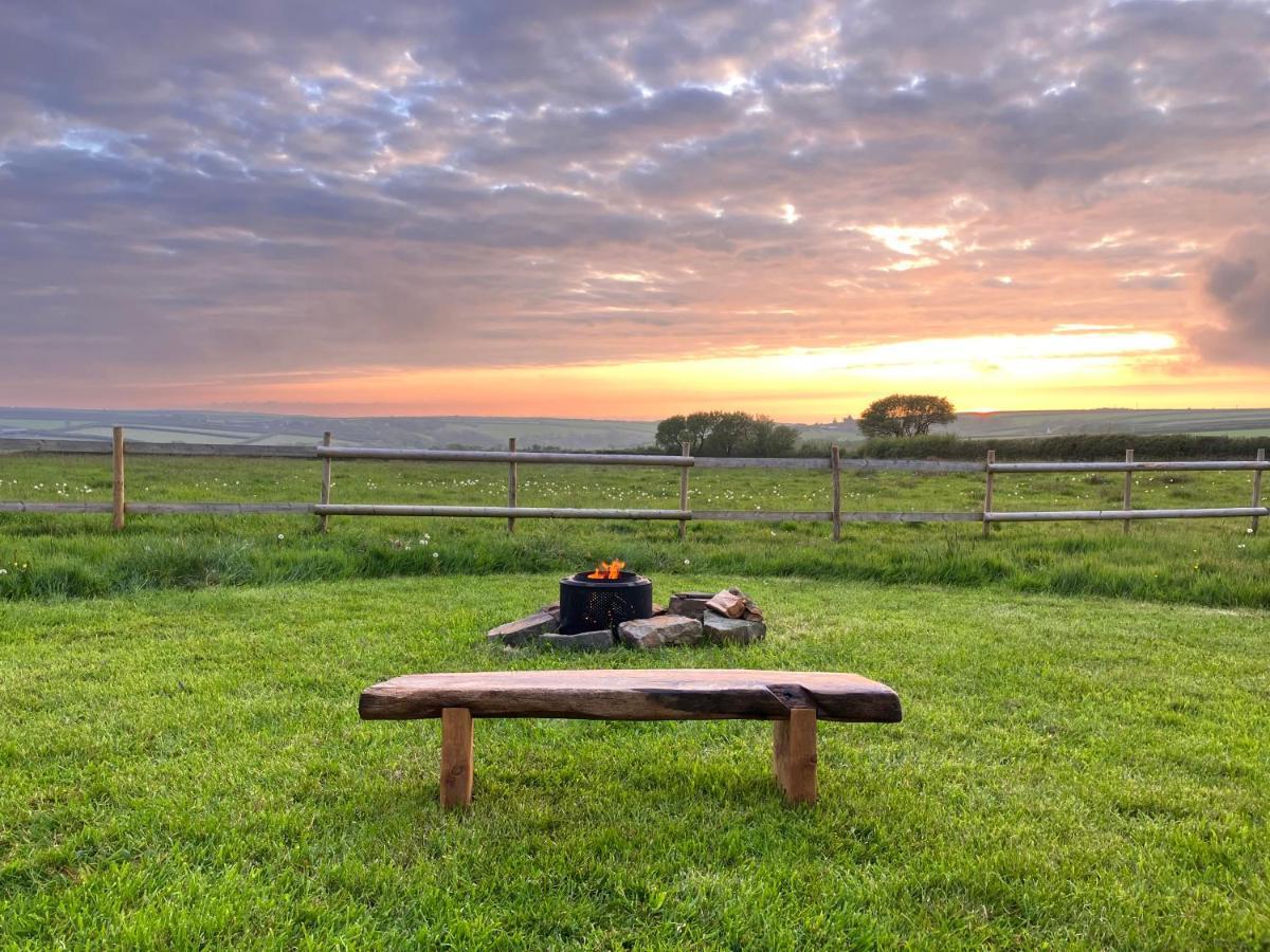 Shepherds Hut In A Private Meadow With Sea Views Hartland Exterior photo