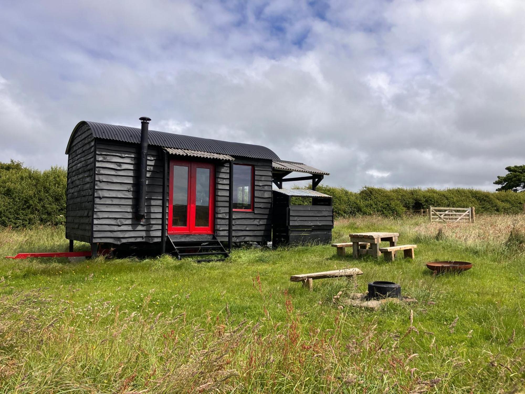 Shepherds Hut In A Private Meadow With Sea Views Hartland Exterior photo